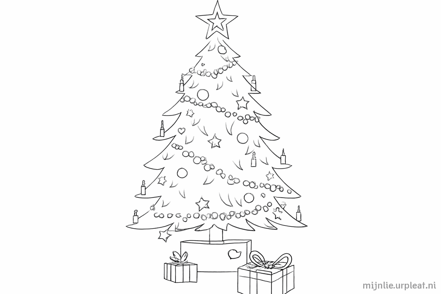 Kaarsjes op de takken en strikken op de cadeautjes tekenen.